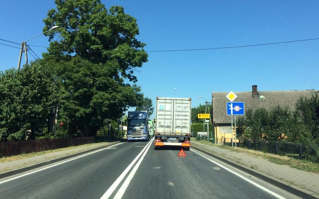 Zepsuty ciągnik siodłowy. Utrudnienia w drodze na Śląsk