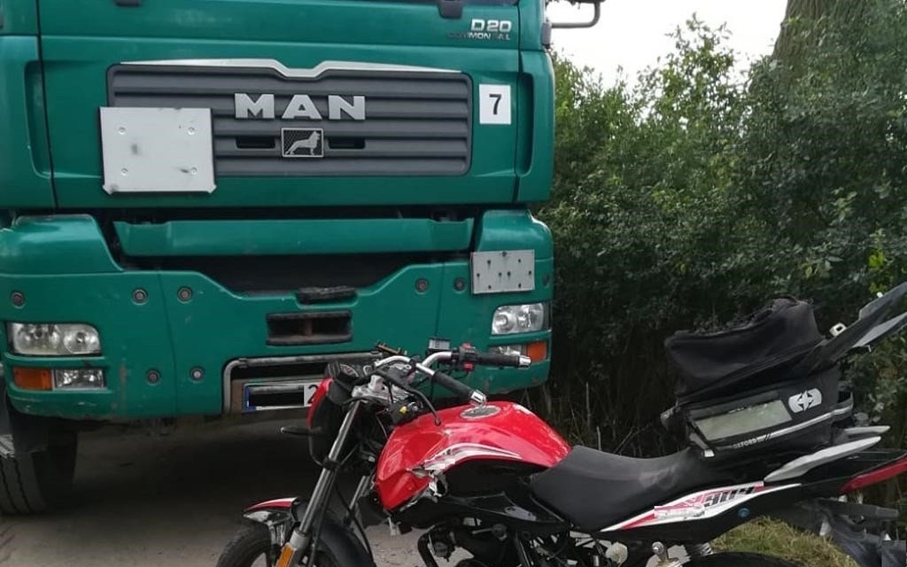 Skuterem w ciężarówkę, rowerem w osobówkę