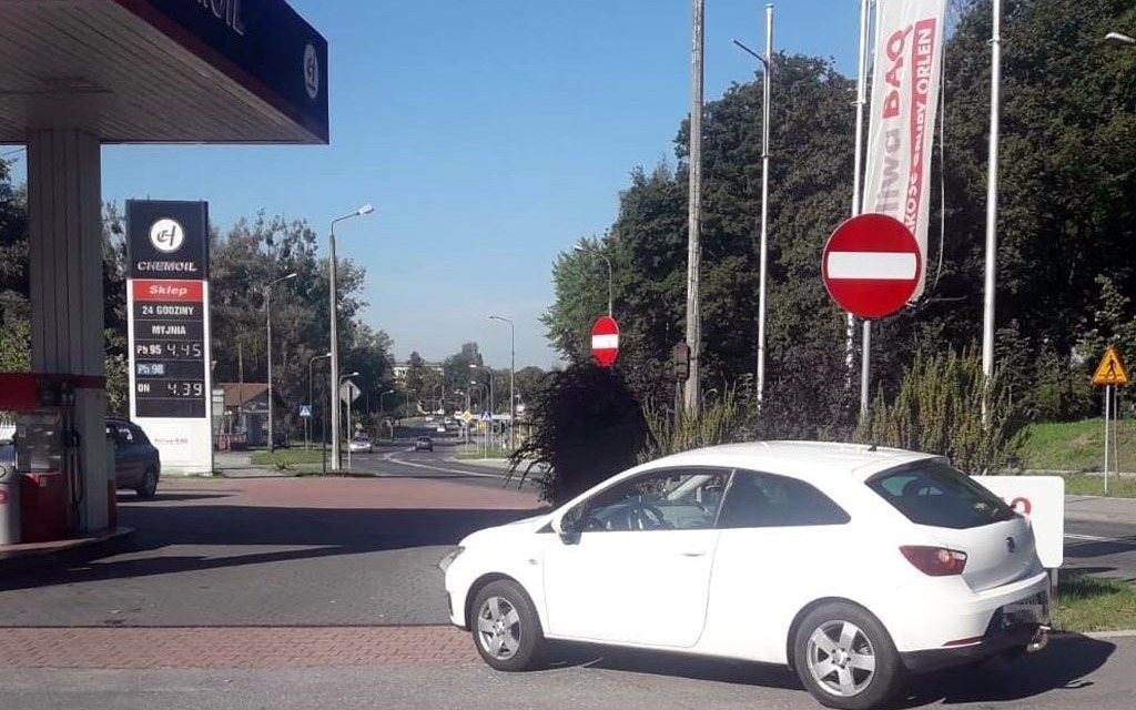 Wjeżdżał na stację paliw i potrącił nastolatka