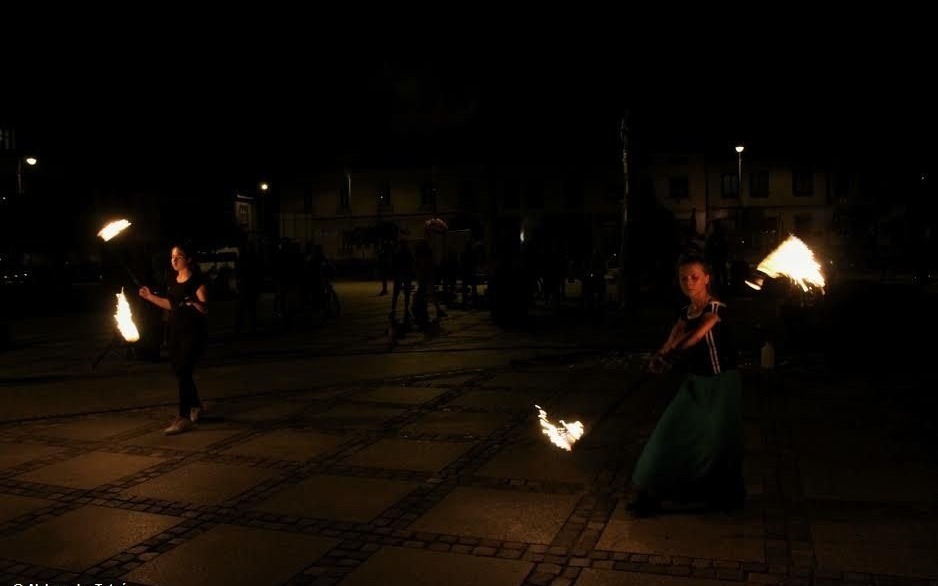 Ognisty taniec na kęckim Rynku – FOTO