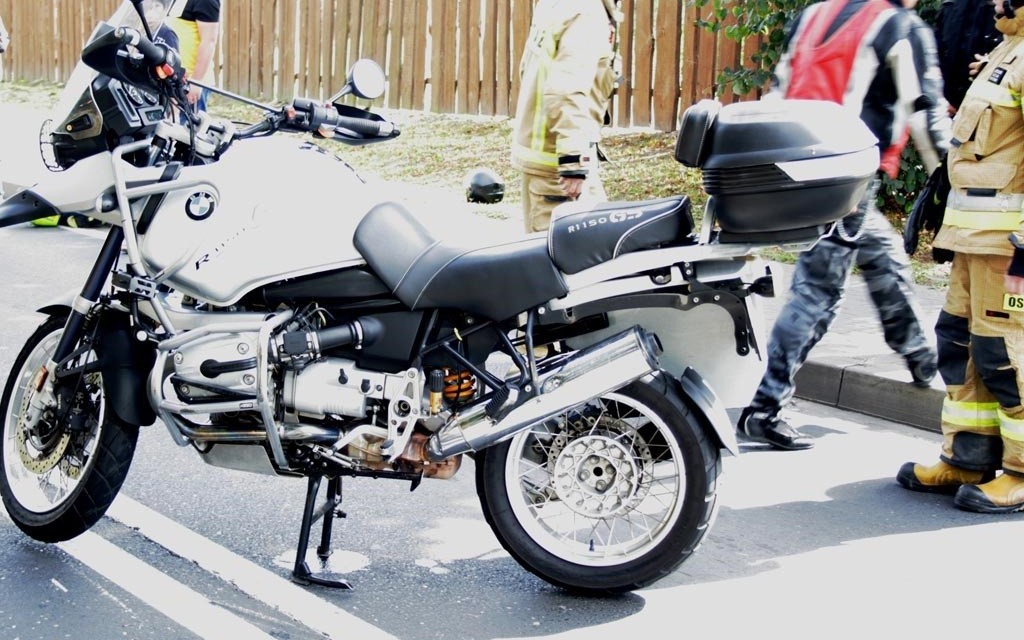 Wypadek motocyklisty. Przewrócił się na jezdnię