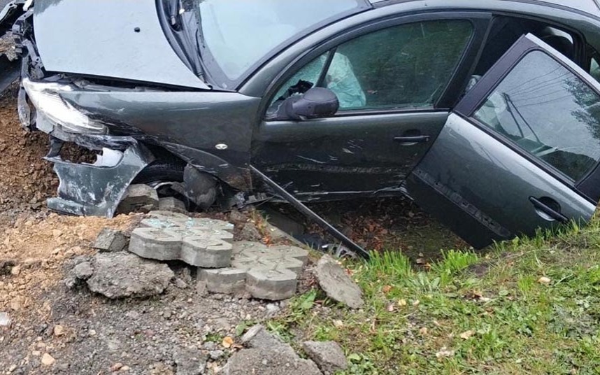 Osobówką wjechał do rowu, tirem wpadł w poślizg – FOTO