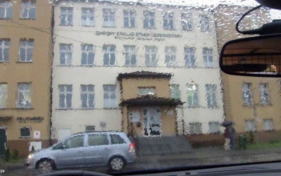 Przez deszcz nie dostrzegł pieszej – FOTO