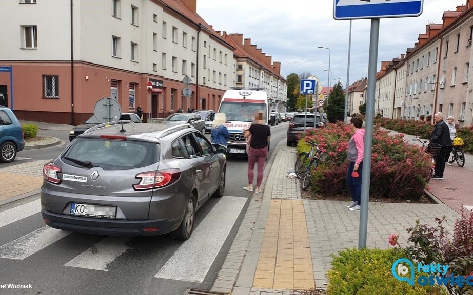 Senior wjechał rowerem wprost przed samochód – FOTO