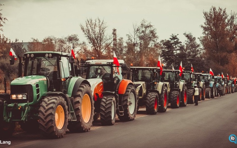 Rolnicy na traktory, traktory na drogi – FILM, FOTO