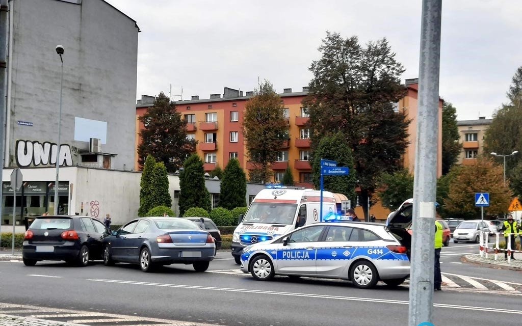 Karambol na niebezpiecznym skrzyżowaniu – FOTO
