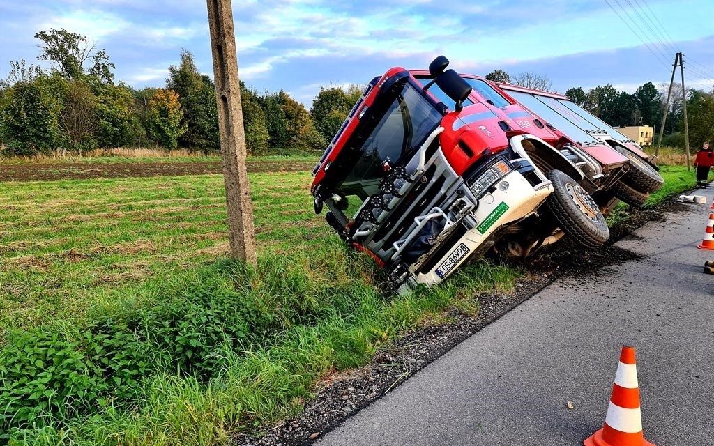 Wóz strażacki wywrócił się do rowu – FOTO