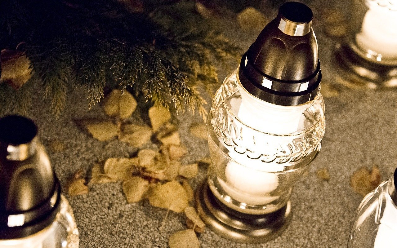 Za osiem godzin rząd zamyka cmentarze na trzy doby