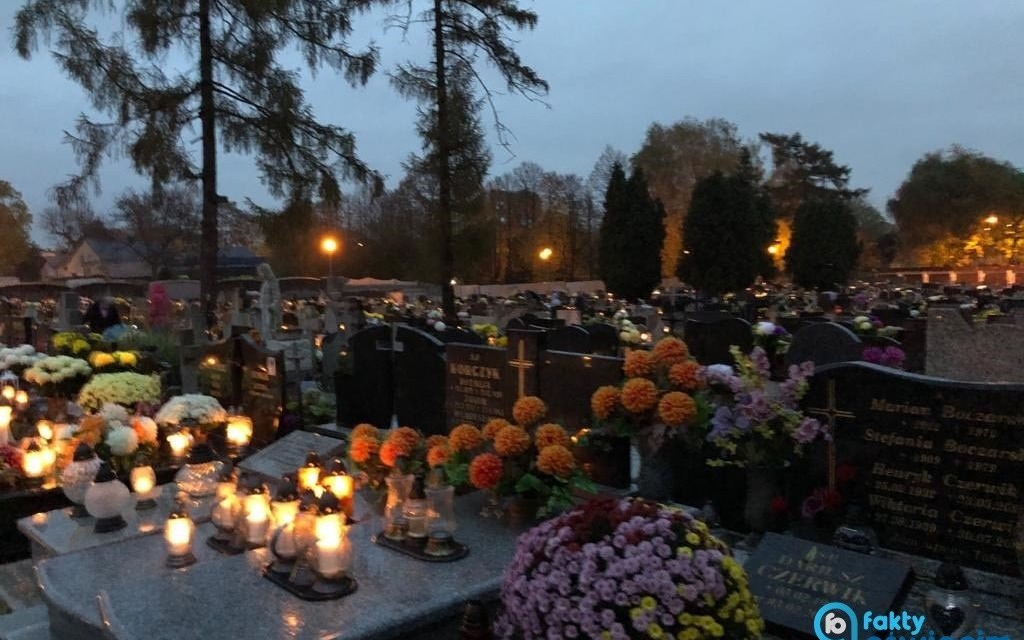 I na cmentarzach staje się jasność – FELIETON