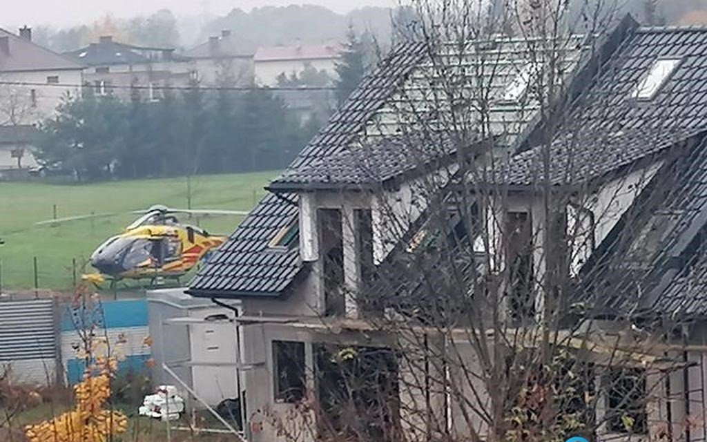 Pracownik spadł z dachu. Jest w stanie ciężkim – FOTO
