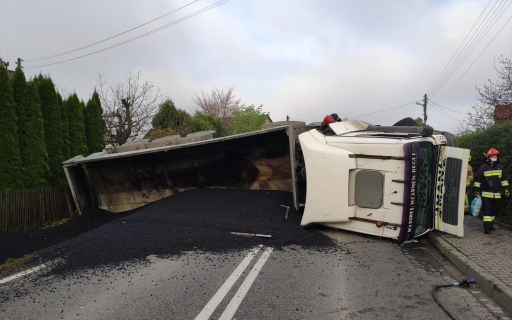 Przewrócona ciężarówka blokuje drogę – FOTO