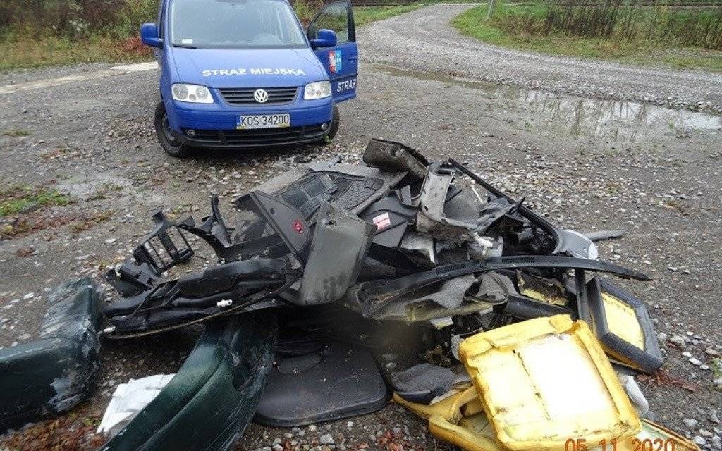 Śmieciarz wyrzucił części samochodowe. Szukają go mundurowi