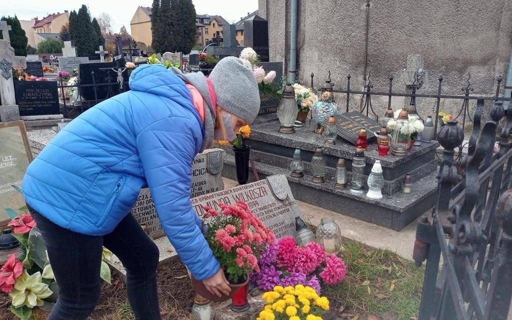 Harcerze z chryzantemami w miejscach pamięci – FOTO