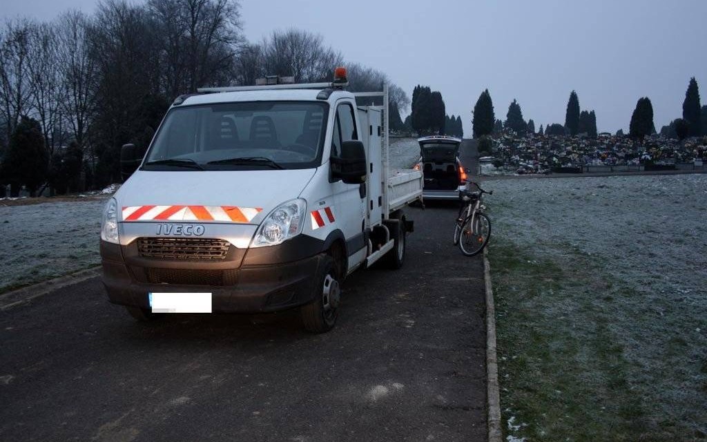 Potrącona piesza i pijana rowerzystka na cmentarzu – FOTO