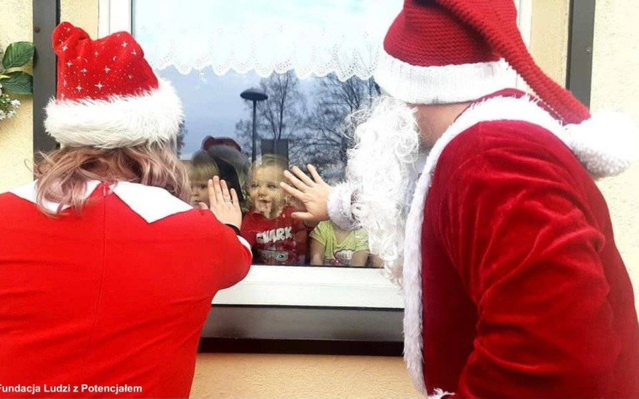 Potencjalny Mikołaj szósty raz przyniósł prezenty – FILM