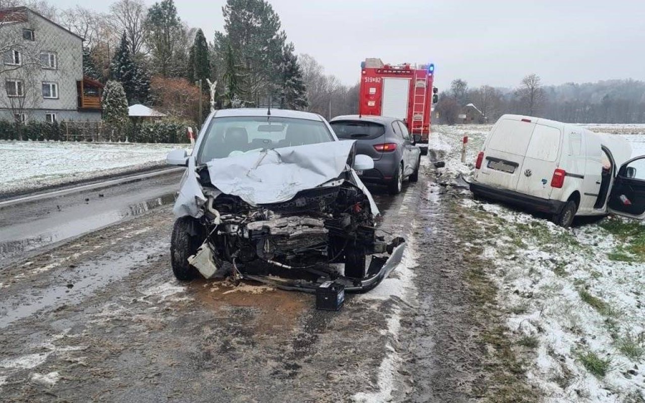 Dachowanie, poślizgi i zderzenia. Policja apeluje o ostrożność – FOTO