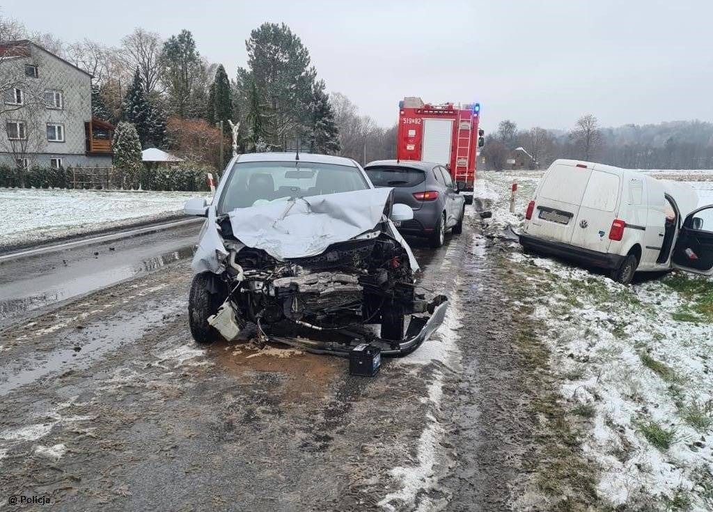 Dachowanie, poślizgi i zderzenia. Policja apeluje o ostrożność – FOTO