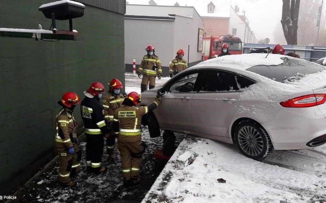 Wpadła w poślizg i zawisła na murku – FOTO