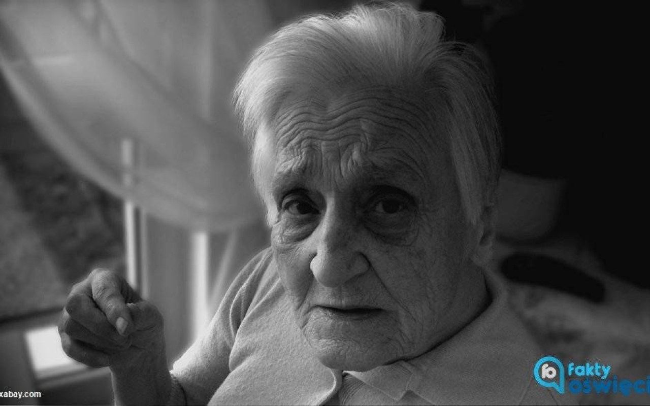 Seniorka bez ciepłej odzieży błąkała się po ulicy