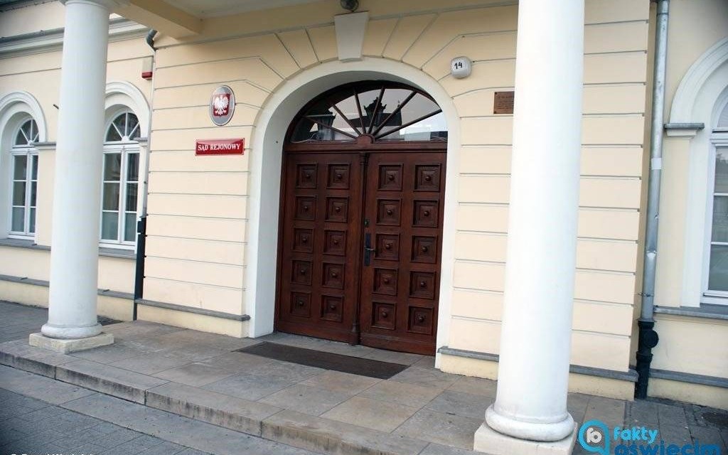 Wyłudzili 800 tysięcy. Ponad 30 podejrzanych na ławie oskarżonych