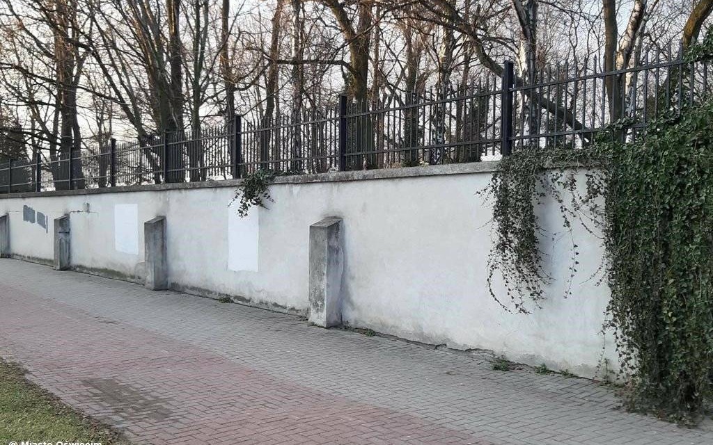 Swastyki na ogrodzeniu cmentarza żydowskiego