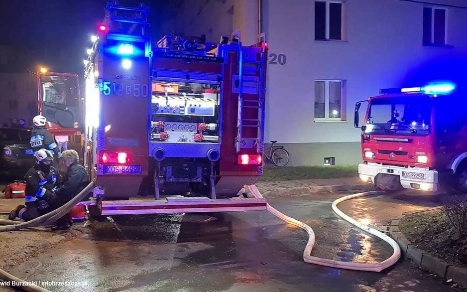 Pożar w bloku w Brzeszczach. 10 osób ewakuowanych – FILM, FOTO