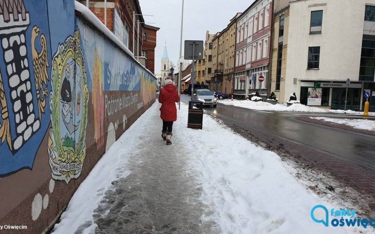 Mieszkańcy narzekają na śnieg na chodnikach – FOTO