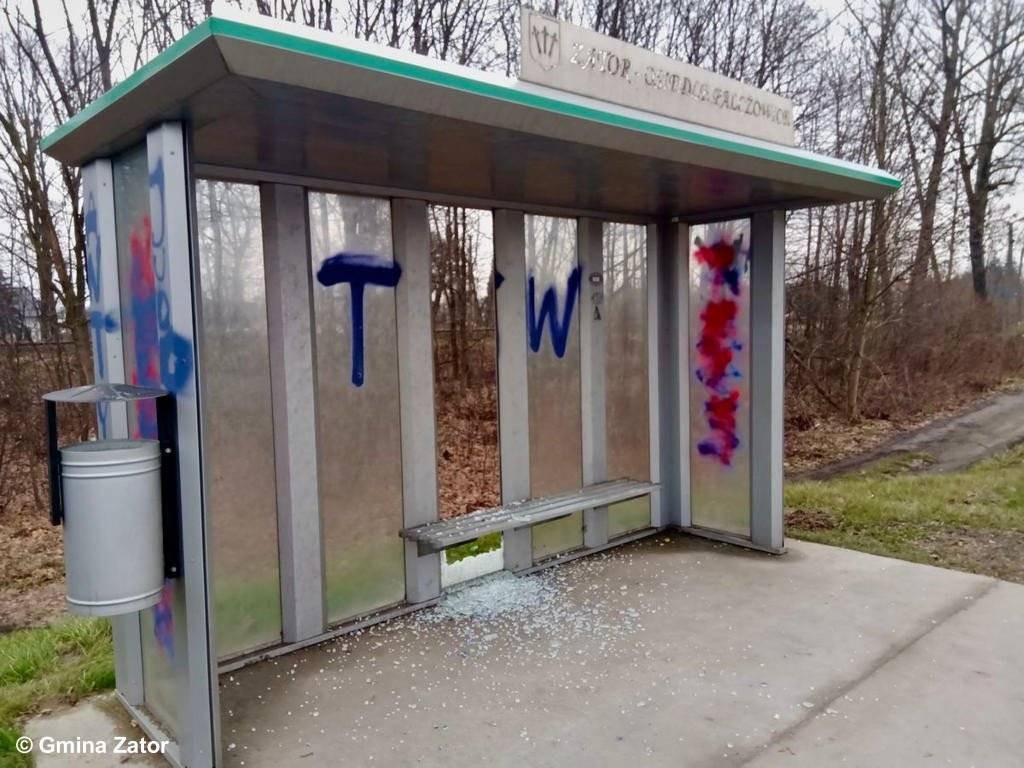 Zdewastowali wiaty przystankowe – FOTO