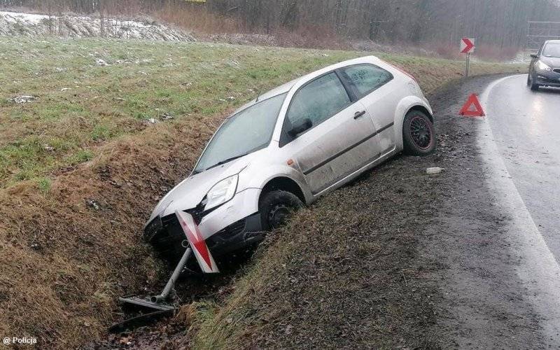 Stracił panowanie nad kierownicą i wjechał do rowu