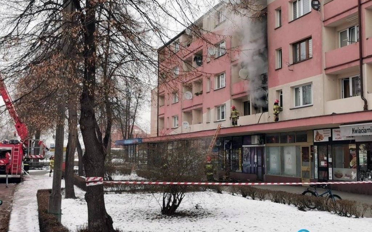 Ponad 20 strażaków gasiło pożar mieszkania – FOTO