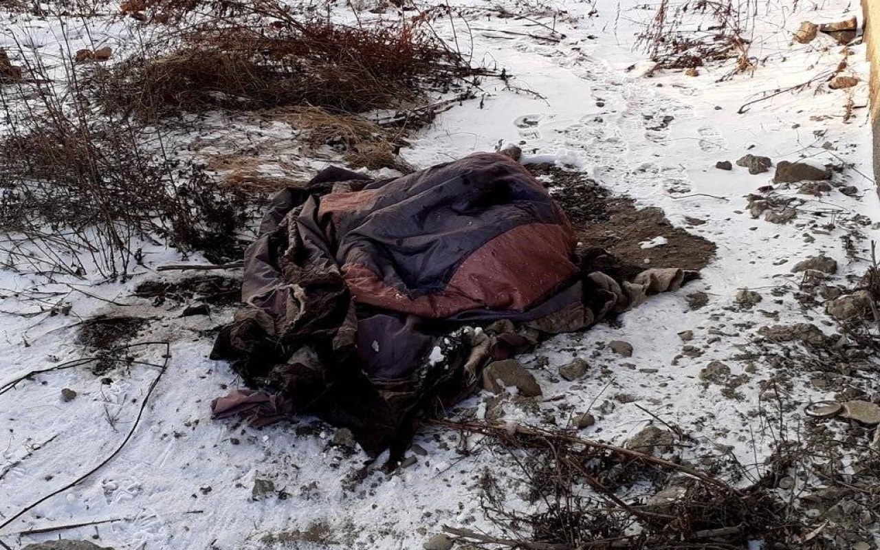 Bezdomny spał pod mostem, pijany leżał na chodniku