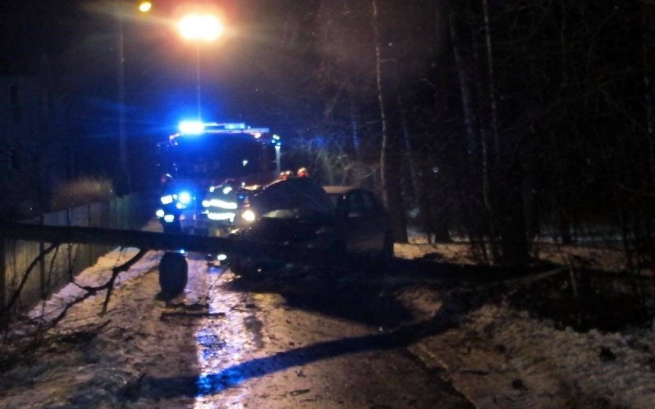 Uderzył w drzewo i uciekł. W chwili zatrzymania był pijany