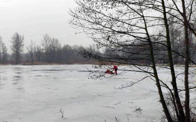 Wszedł na zamarznięty staw i wpadł pod lód