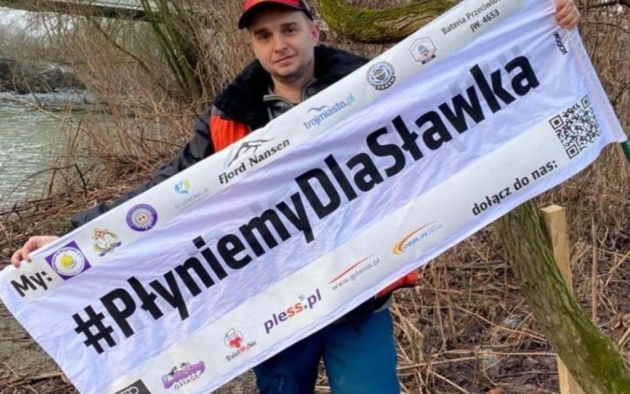 Płynie Wisłą dla kolegi. Stracił telefon