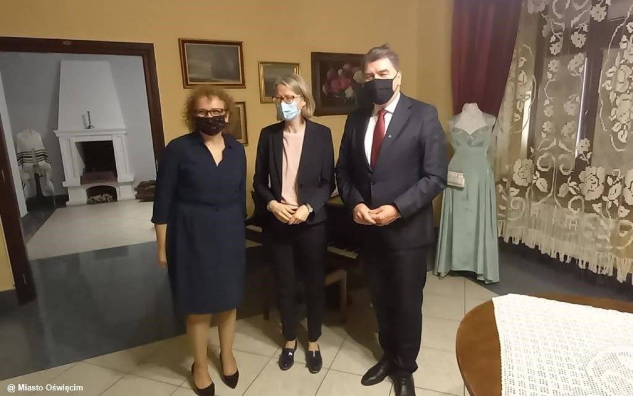 Nowa ambasador rządu jej królewskiej mości w Oświęcimiu
