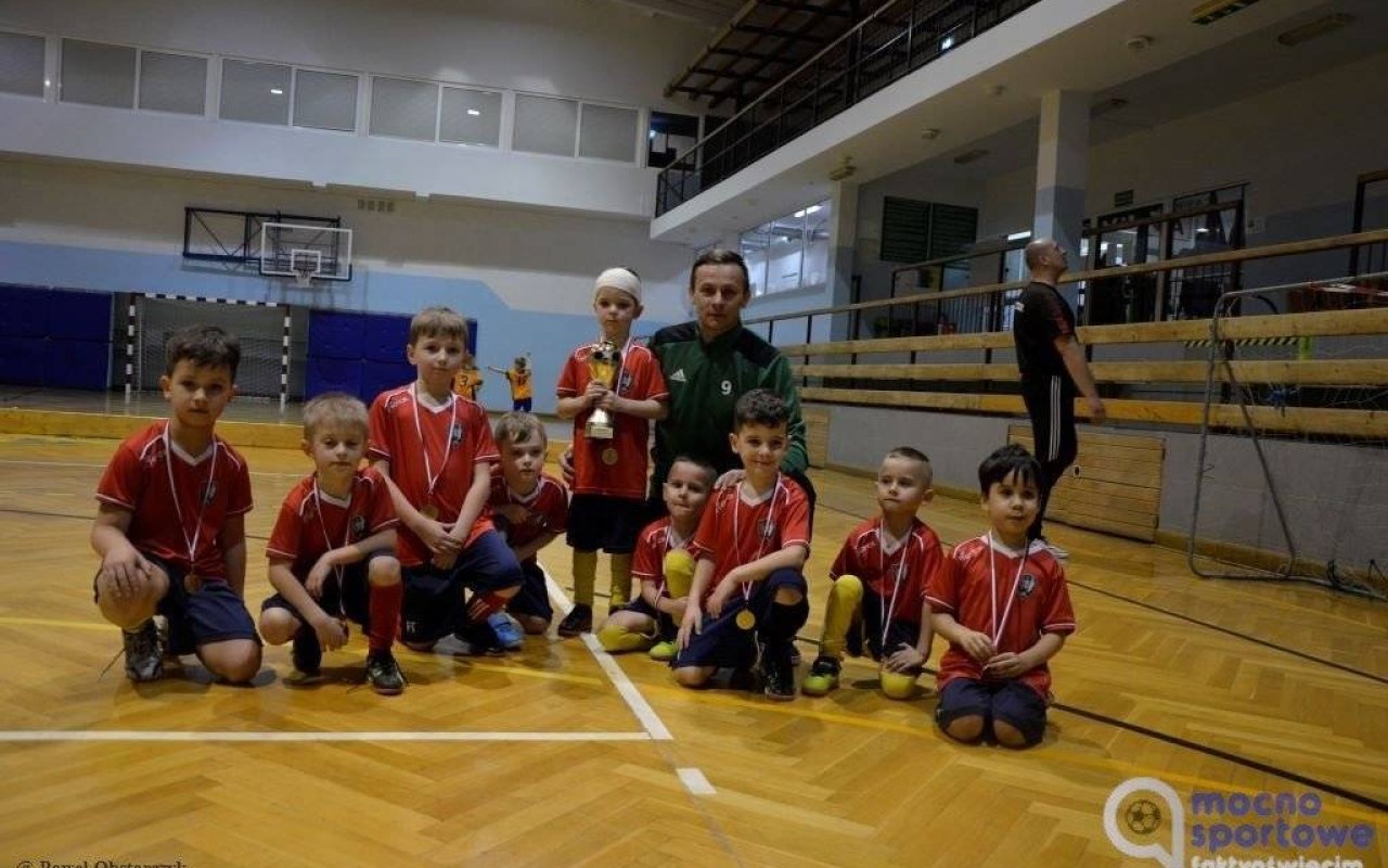 Trzy drużyny skrzatów z naszego powiatu w turnieju w Kozach – FOTO