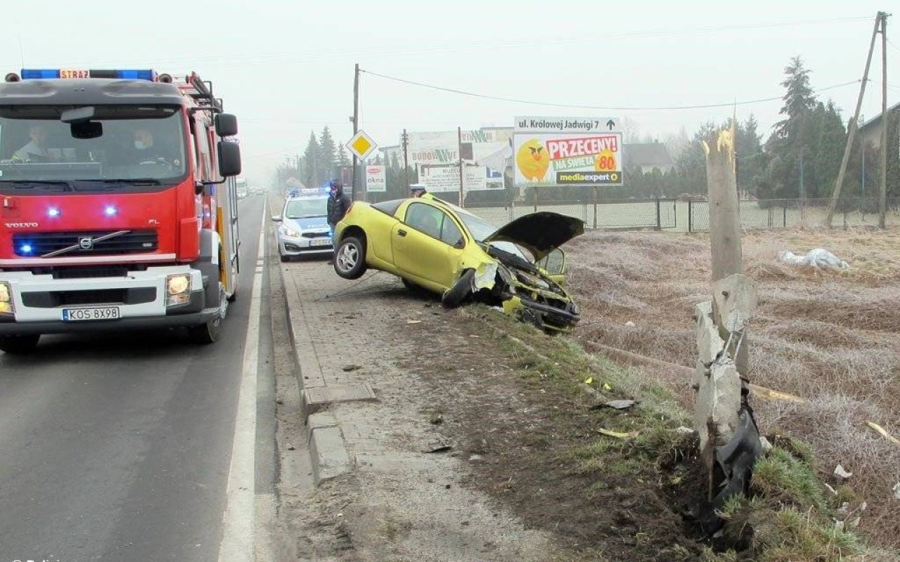 Wjechał w znak i słup telekomunikacyjny – FOTO