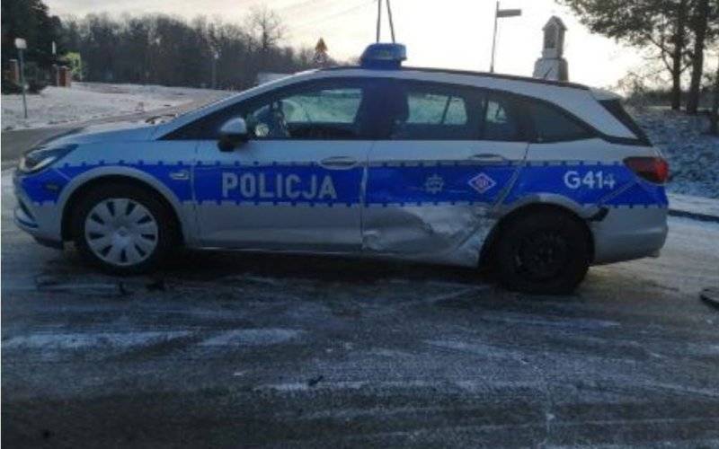 Zderzyła się z radiowozem – FOTO