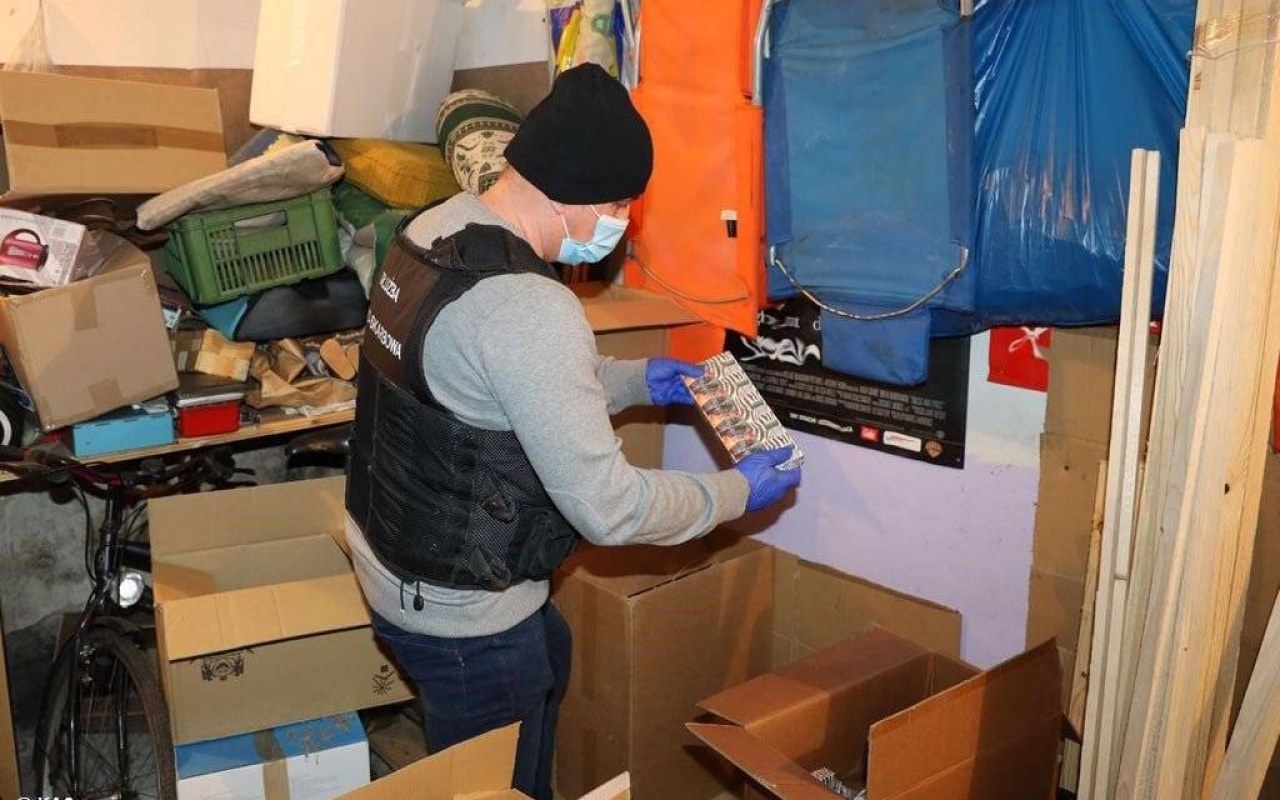 Dziupla z nielegalnymi papierosami – FILM, FOTO