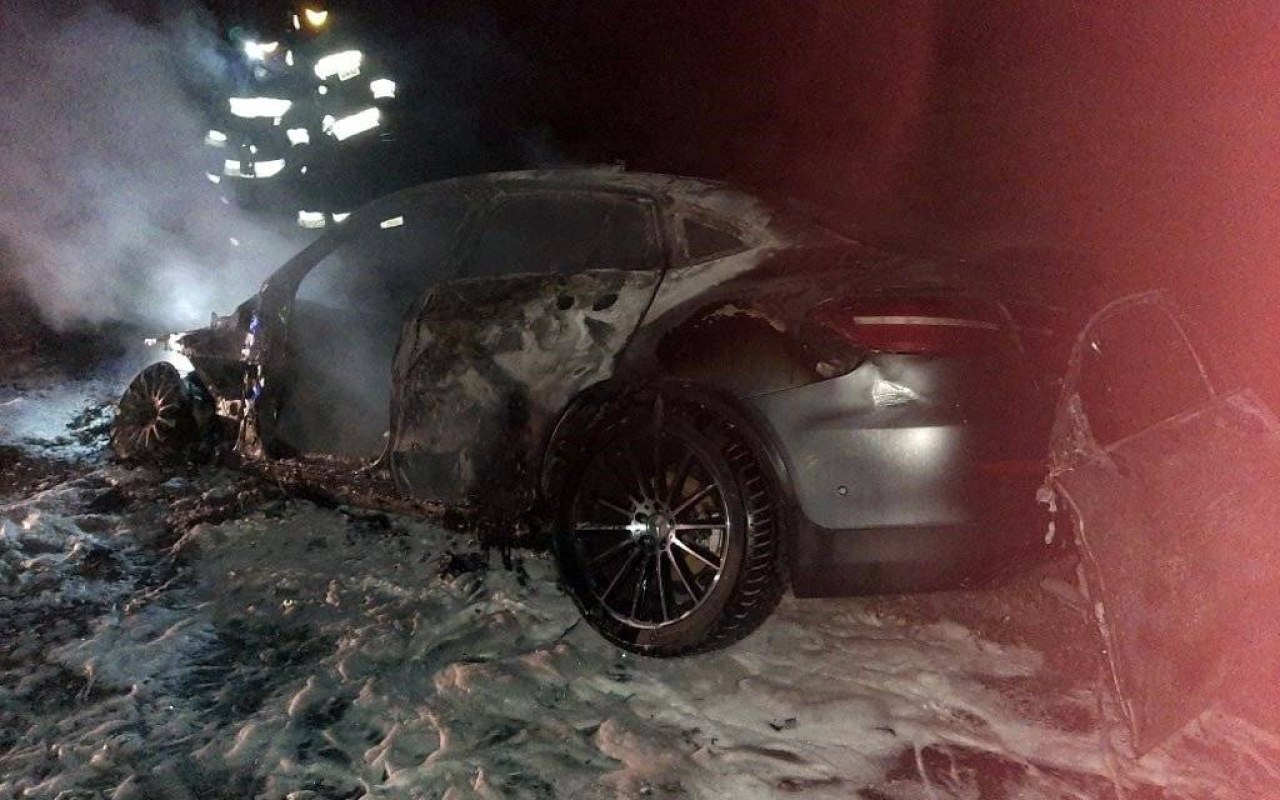 Samochód uderzył w betonowy mostek i spłonął – FOTO