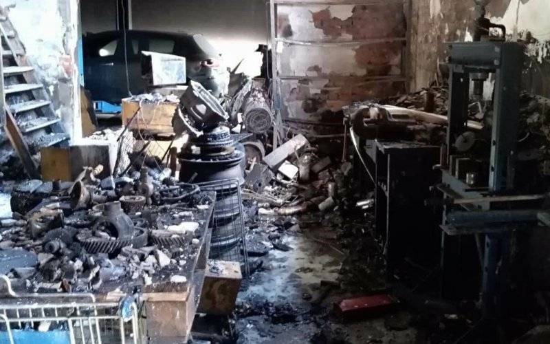 W pożarze warsztatu spłonęło pięć samochodów – FOTO