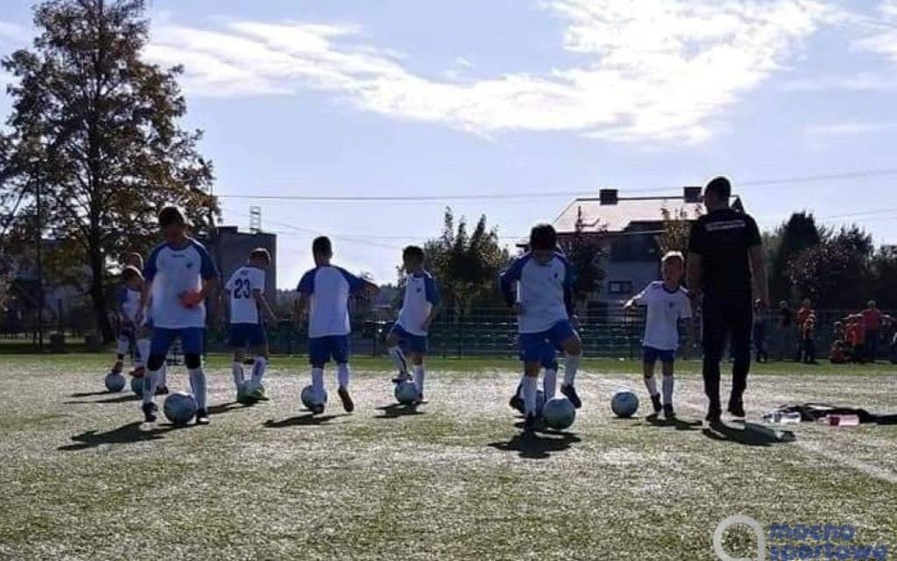 Trener namawia młodych do sportu rymująco – FILM