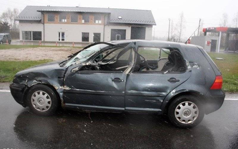 Osobówka i ciężarówka zderzyły się na łuku drogi – FOTO