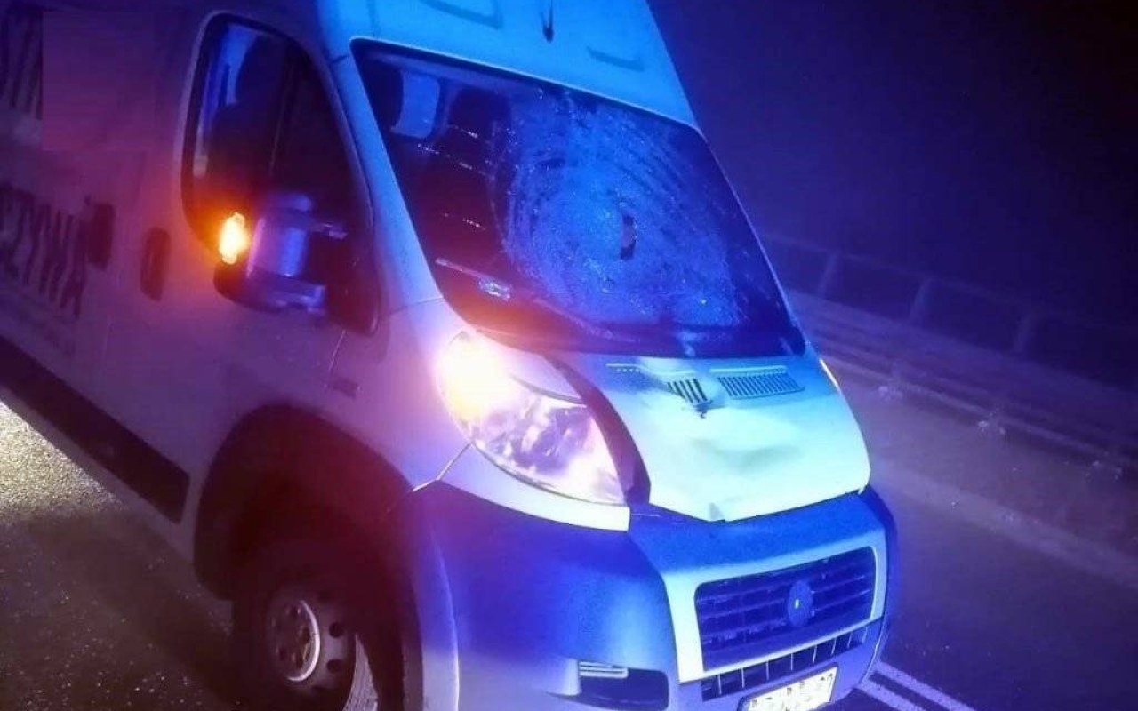 Szedł ulicą, potrącił go samochód