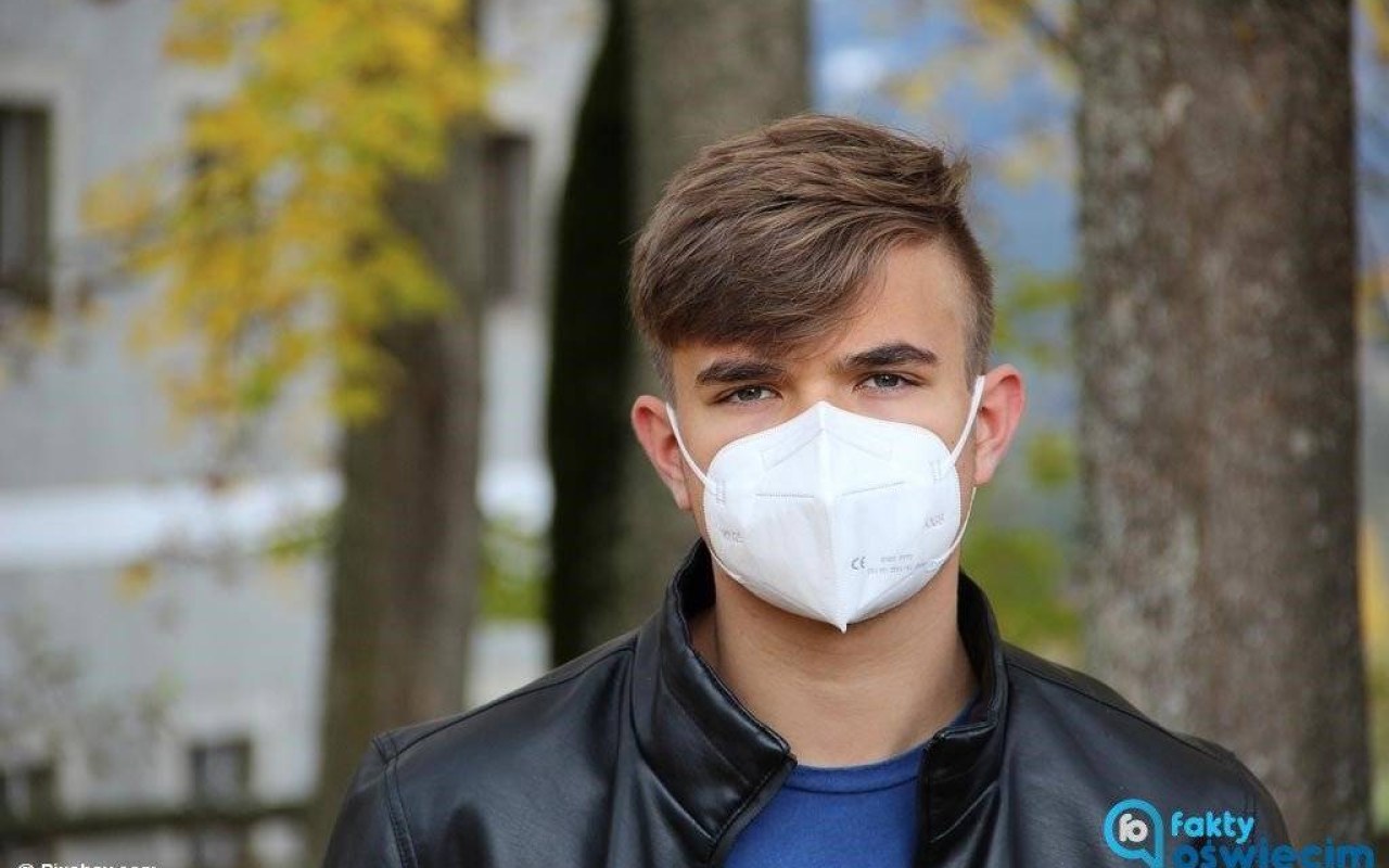 Pił piwko przed blokiem. Jego kompan nie miał maseczki