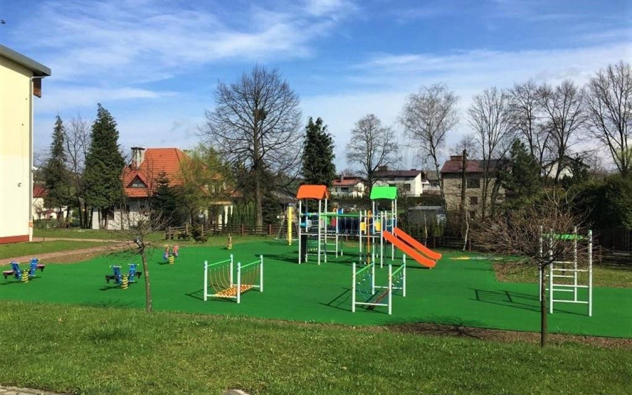 Młodzi mieszkańcy cieszą się z placu zabaw – FOTO