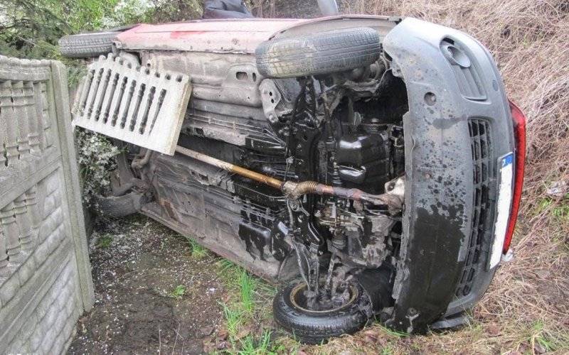Wypadł z drogi i dachował. Był pijany – FOTO