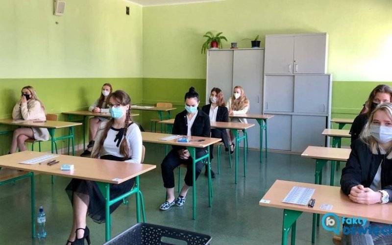 Na maturze egzaminy pisemne z biologii i języka francuskiego na poziomie rozszerzonym i dwujęzycznym