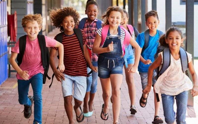 Uczniowie klas IV-VIII szkół podstawowych i szkół średnich zaczynają naukę hybrydową