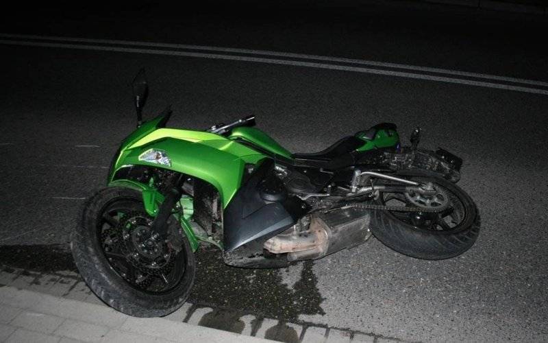Motocykl uderzył w płot. Kierowca poważnie ranny – FOTO